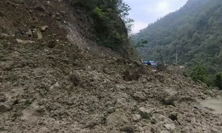 पहिरोले बेनी–जोमसोम सडक अवरुद्ध