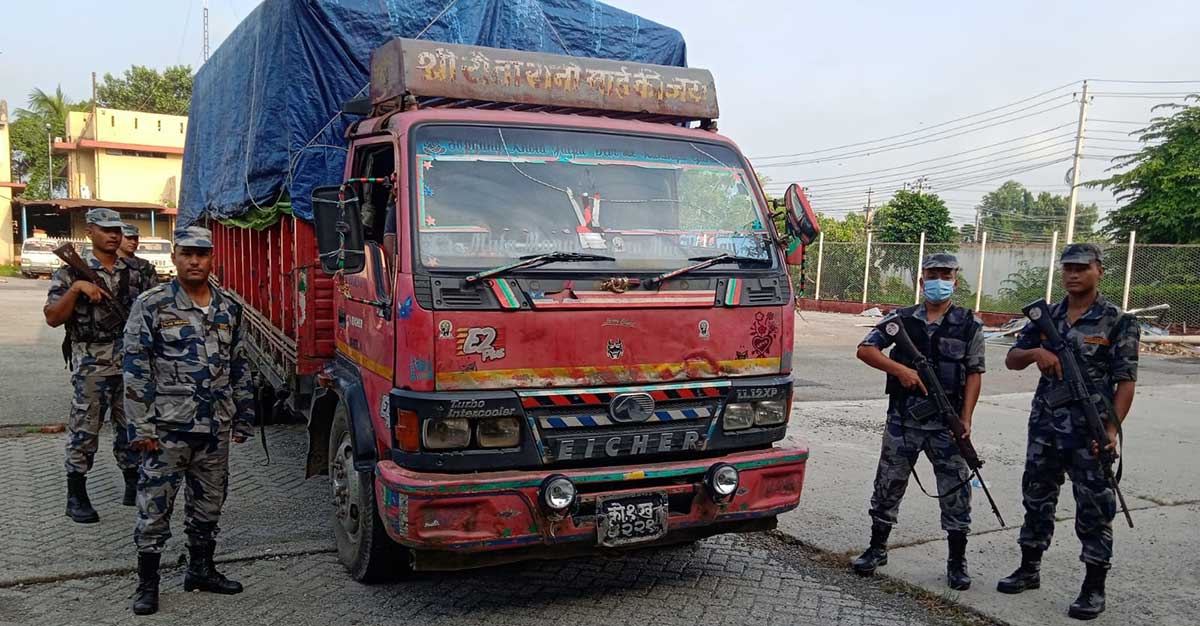 तस्करीको गहुँ लोड गरिएको ट्रक सशस्त्रको नियन्त्रणमा