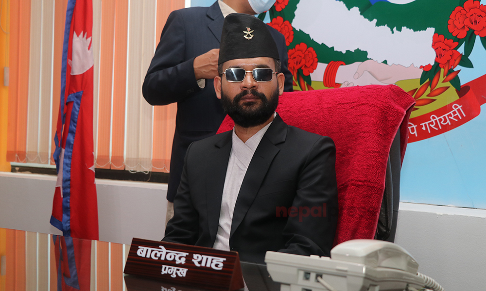 अवैध संरचना भत्काउन आफैँ सडकमा उत्रिएका मेयर डोजर चलाउन छोडेर पुगे त्रिचन्द्र
