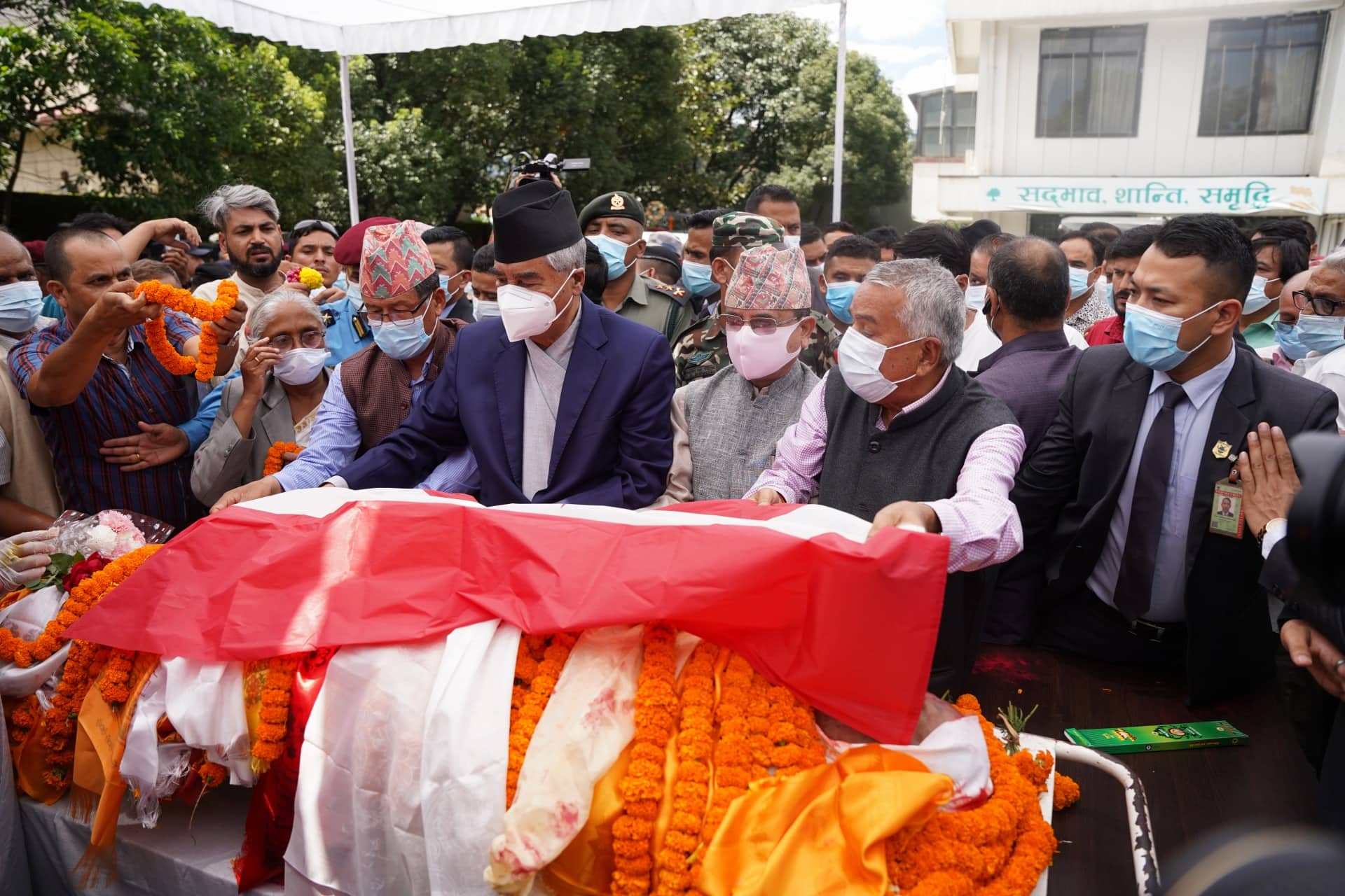 प्रधानमन्त्री देउवाबाट गिरीप्रति श्रद्धाञ्जली अर्पण