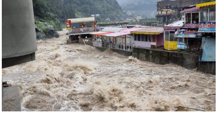 पाकिस्तानमा बाढी गएर हालसम्म १३०० जनाको मृत्यु, ५ लाख भन्दा बढी विस्थापित