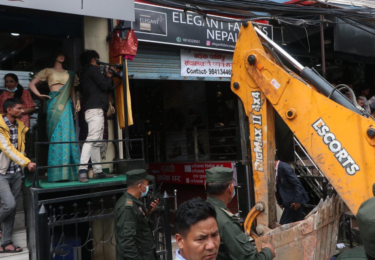 नयाँ बानेश्वरमा चल्यो महानगरको डोजर