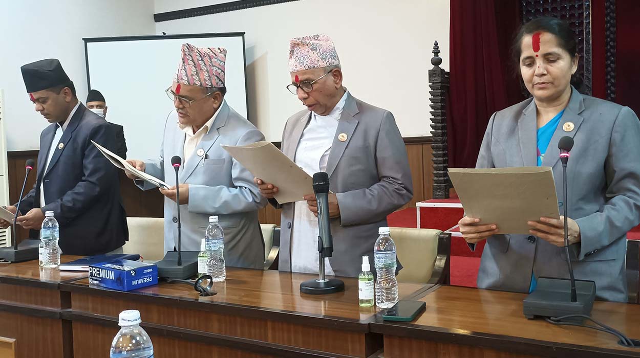 राष्ट्रिय सभाअन्तर्गत संसदीय समितिका चार सभापतिले लिए शपथ