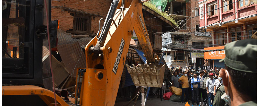बालाजु क्षेत्रको अनधिकृत संरचनामाथि चल्यो महानगरको डोजर