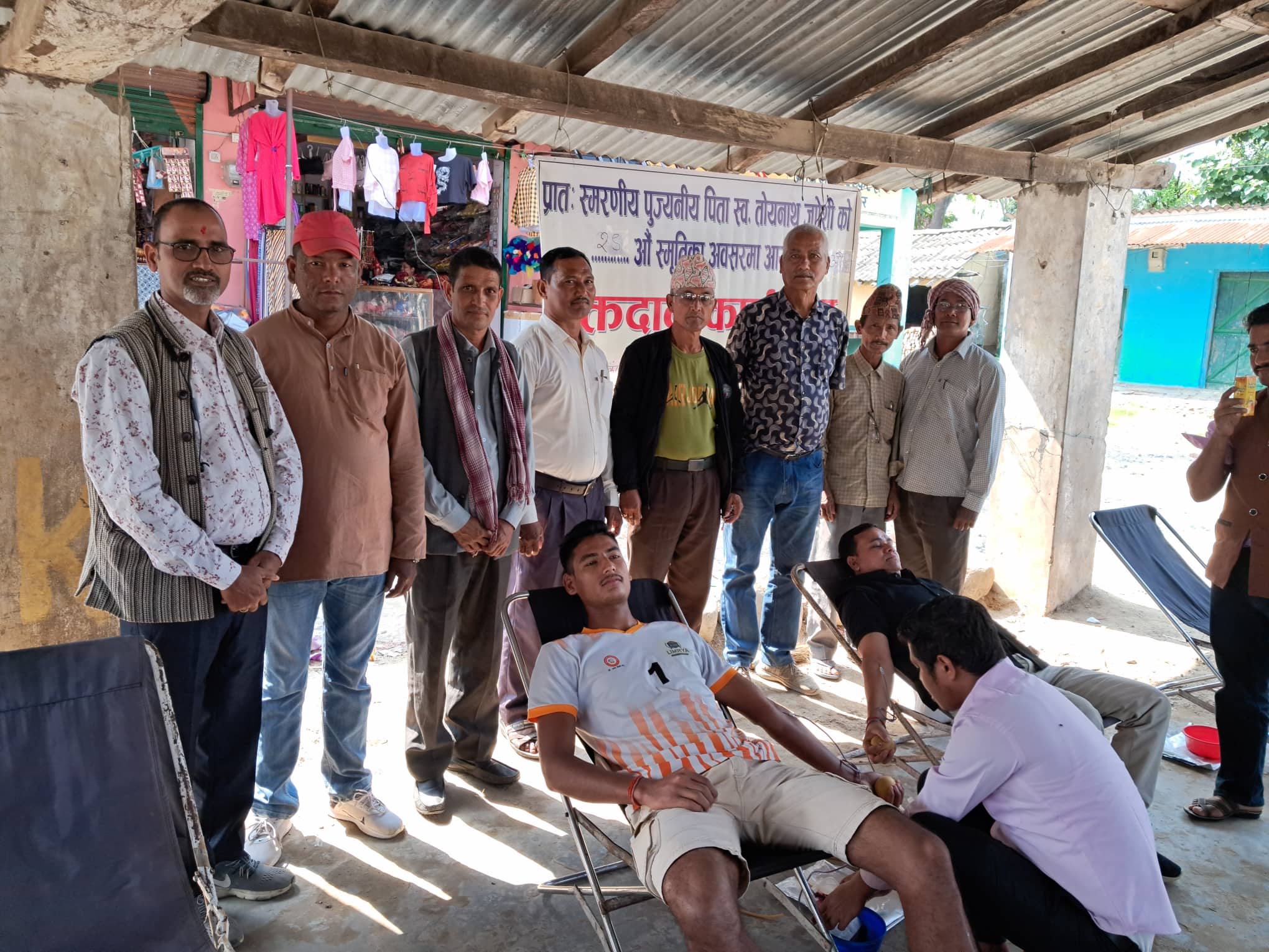 बुवाको स्मृतिमा कांग्रेस नेता जोशीद्वारा रक्तदान कार्यक्रम
