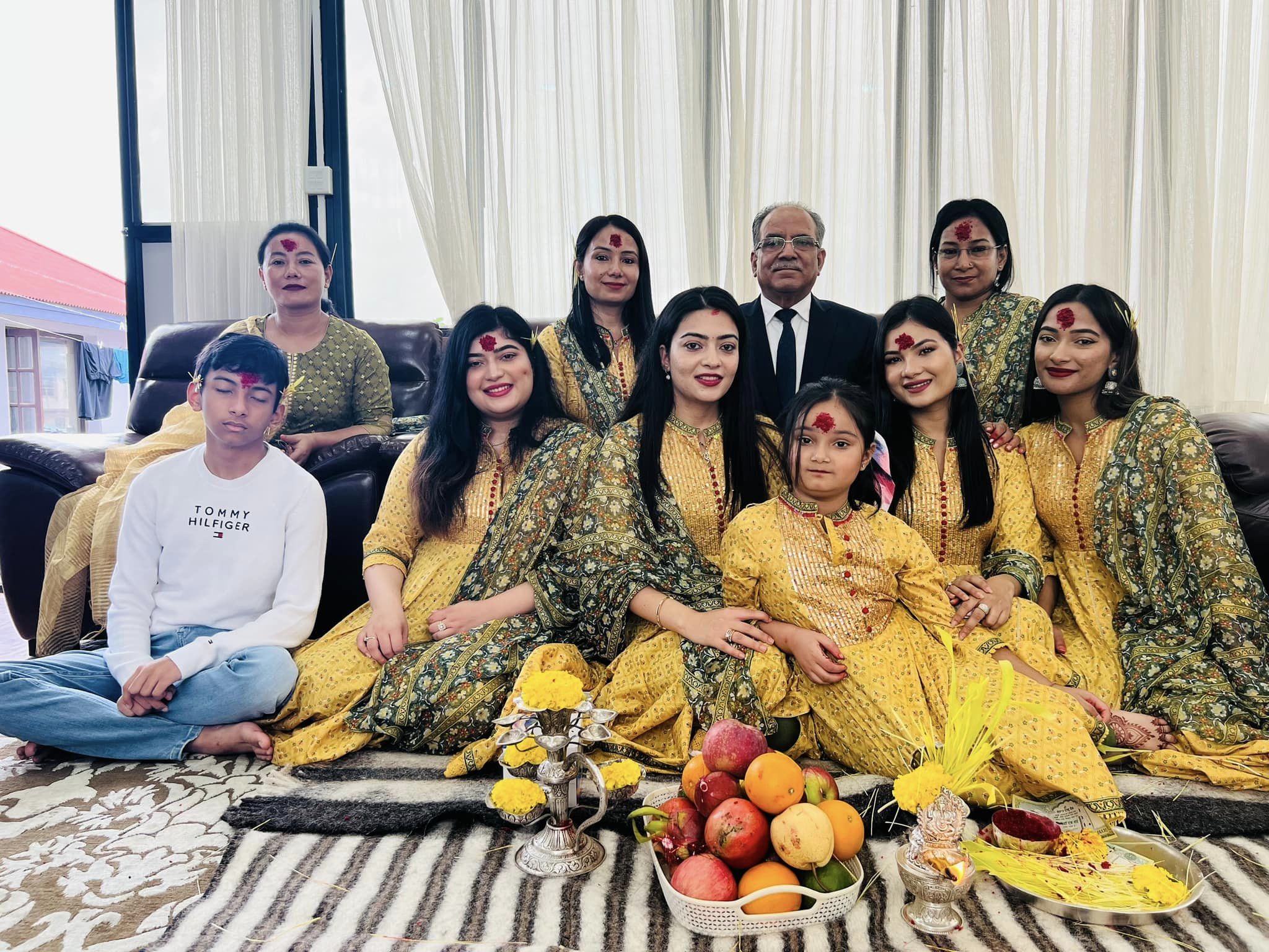 अध्यक्ष प्रचण्डको परिवारले लगाए पहेंलै पहिरनमा दसैं टीका