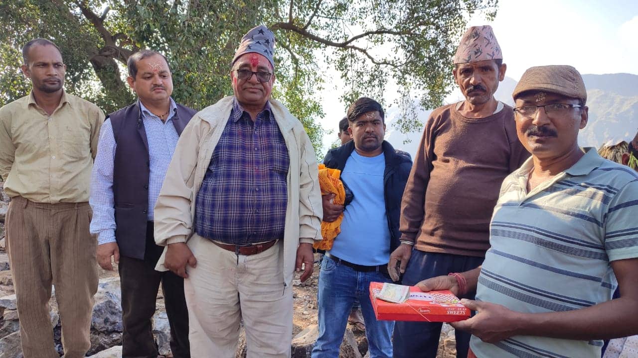 जन्मभूमिमा माटो छुँदै कांग्रेस उम्मेदवार भट्टले भने- विकासको मूल फुटाउने छु