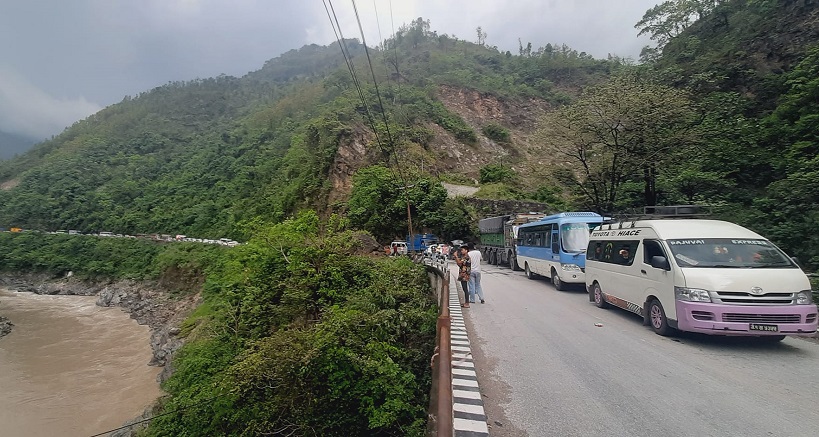 चितवनको केराबारीमा पहिरो खस्दा मुग्लिन–नारायणगढ सडक खण्ड अवरूद्ध