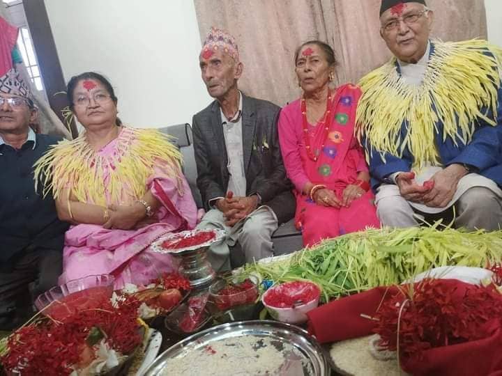 एमाले अध्यक्ष गरे बुवाको हातबाट टीका तथा आशिर्वाद ग्रहण