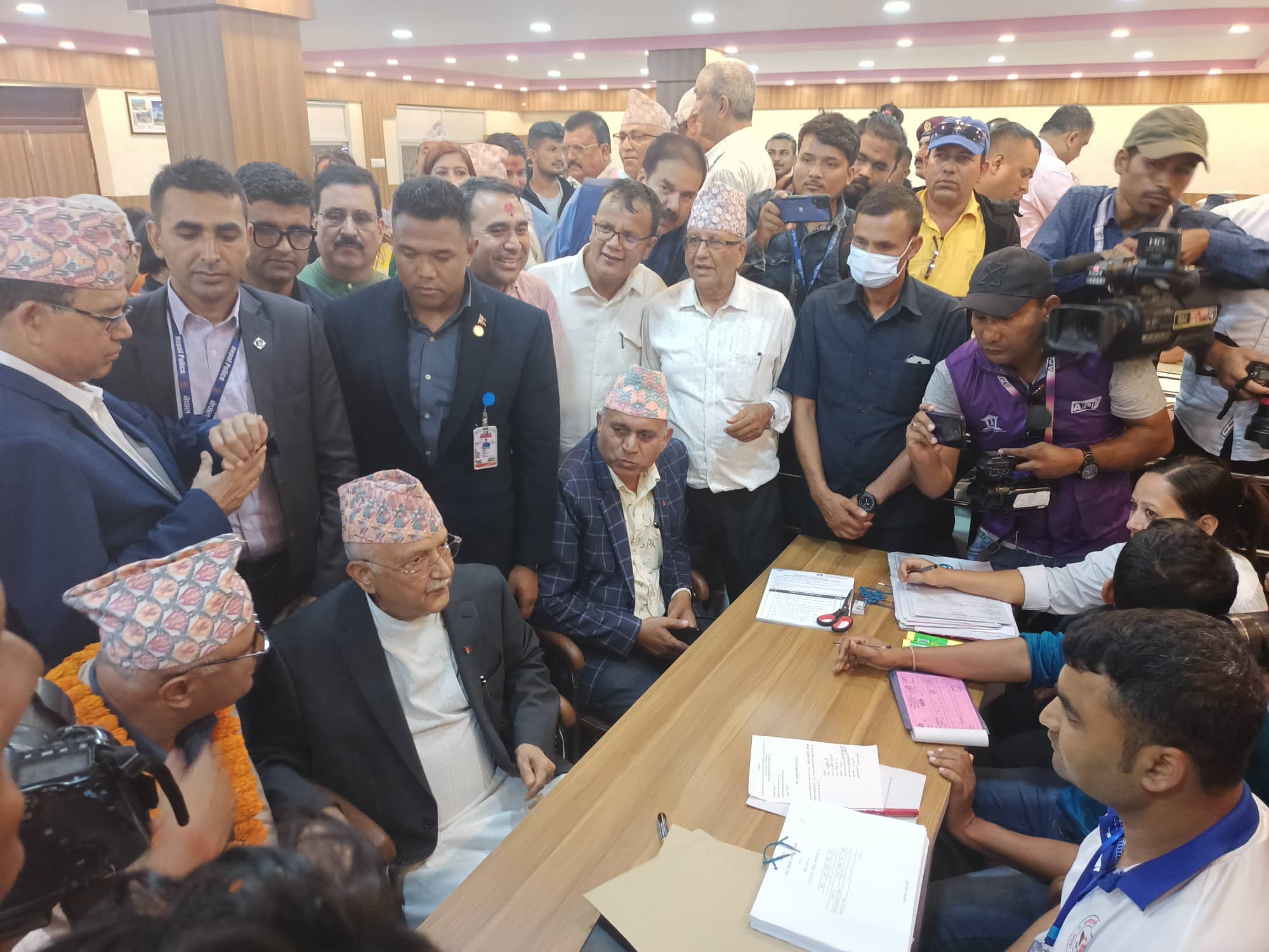 अध्यक्ष ओलीले गराए झापा–५ बाट उम्मेदवारी दर्ता