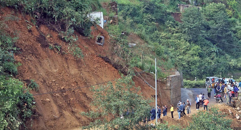 चन्द्रागिरिमा पहिरोमा पुरिएर एकै परिवारका तीन जनाको निधन