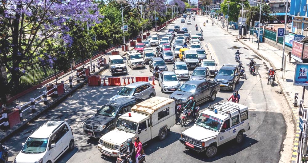 दसैँको वेला सुनसान बनेका सडकमा चहलपहल, पछिल्लो पाँच दिनमा करिब ६ लाख यात्रु उपत्यका भित्रिए