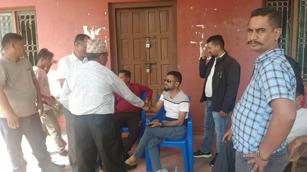 कमल थापालाई उम्मेदवार बनाएको भन्दै एमालेको पार्टी कार्यालयमा तालाबन्दी