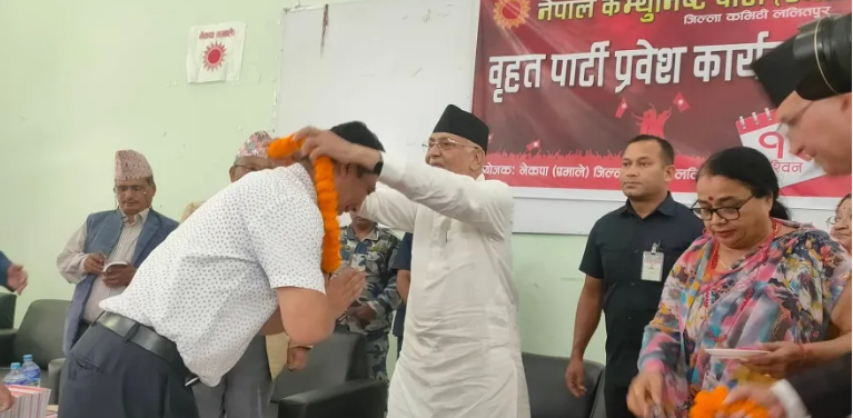 नेकपा माओवादीका सांसद उम्मेदवार सरोज डंगोलसहित १५० जना बढी कार्यकर्ता एमालेमा प्रवेश