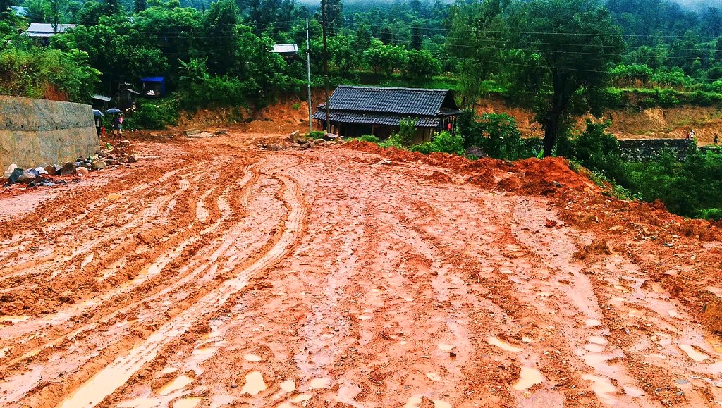 वर्षाले दसैँ मनाएर फर्किने सुदूरपश्चिम प्रदेशका पहाडी जिल्लाका यात्रु समस्यामा