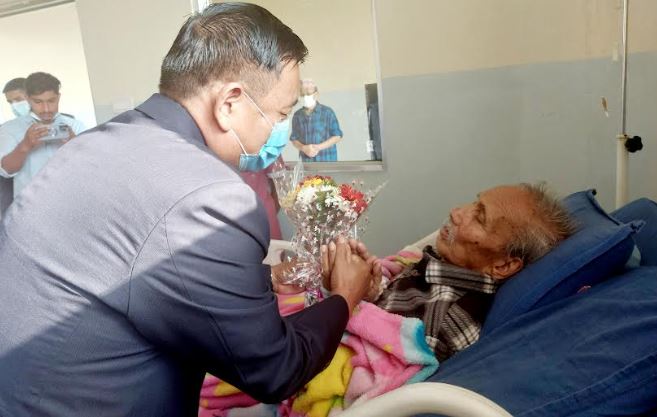 उपराष्ट्रपति पुनले लिए अस्पताल पुगेर जोशीको स्वास्थ्य अवस्थाको जानकारी