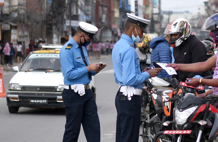 ट्राफिक नियम उल्लङ्घन गर्ने ५२१ चालक कारबाहीमा, १०५ जनाले मापसे गरे