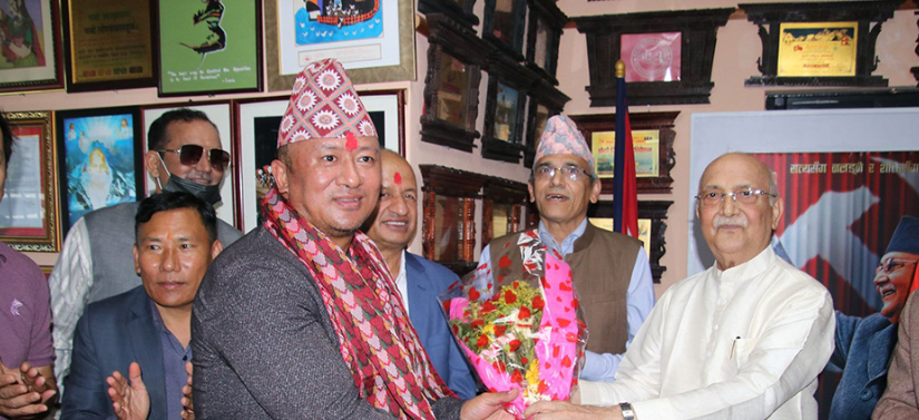 तनहुँका नेपाली कांग्रेस नेता पूर्णबहादुर गुरुङ नेकपा एमालेमा प्रवेश