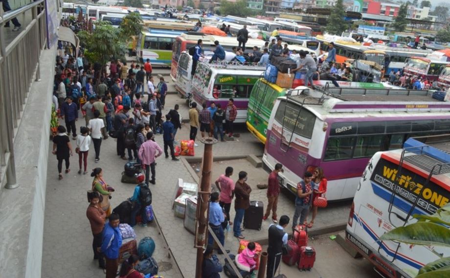 बस व्यवसायी र प्रहरीले आफन्तहरुलाई मात्र टिकट बाँढ्ने गरेको सर्वसाधरणको आरोप