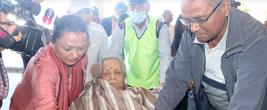 सत्यमोहन जोशीकी पत्नी राधादेवीलाई अस्पतालबाट घर ल्याइयो