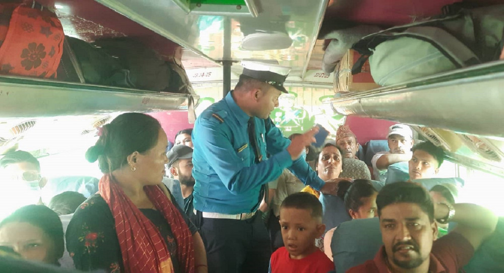 दसैंका यात्रुसँग दोब्बर भाडा असुल्नेलाई बसलाई धमाधम कारबाही