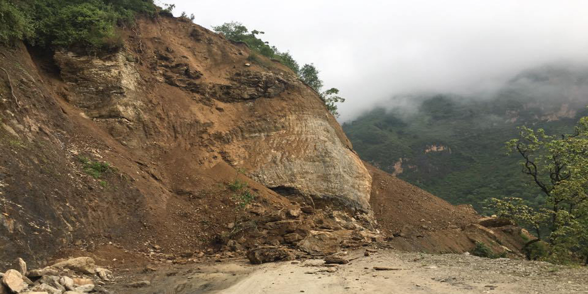 वर्षाका कारण पहिरो जाँदा महाकाली राजमार्ग अवरुद्ध