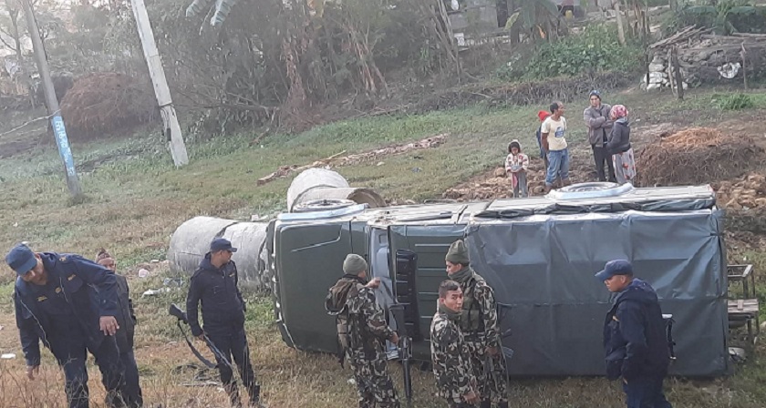 कोहलपुरमा सुरक्षामा खटिएको सेनाको पिकअप भ्यान दुर्घटना