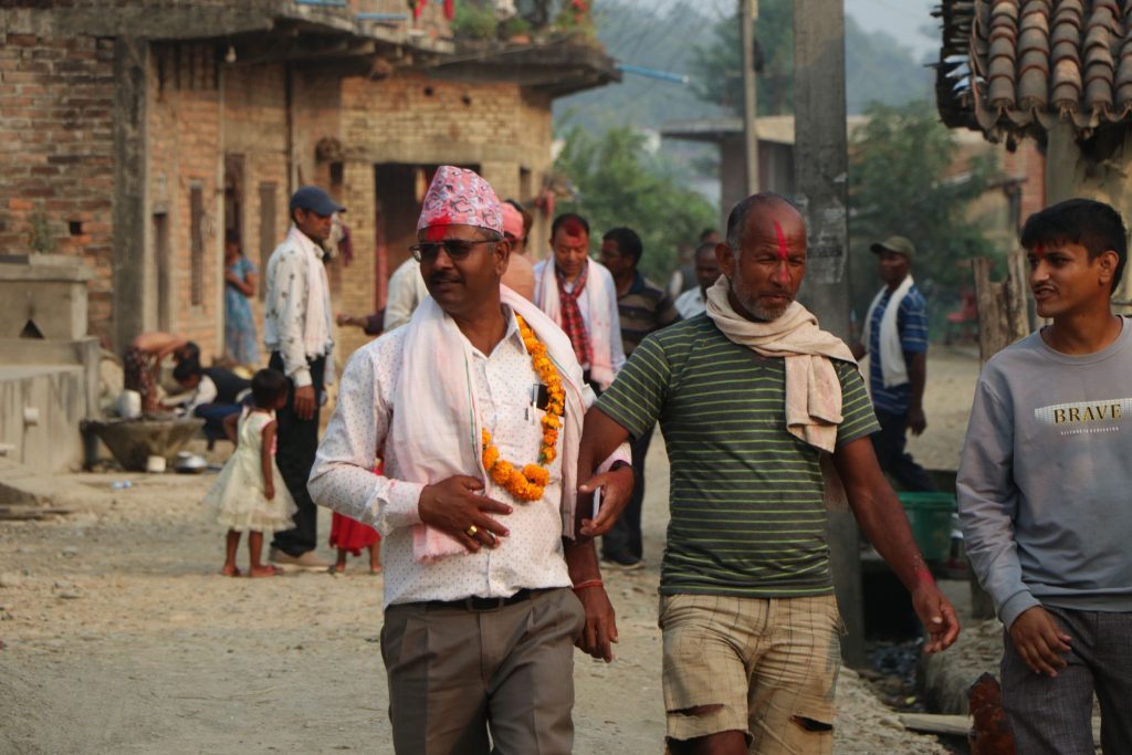 चुनाव जितेपछि मतदातालाई धन्यवाद दिन घरघरमा पुगे नवराज लामिछाने