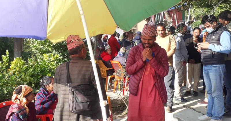 देउवालाइ भेट्न रातो गुराँसमा भेला भएकाहरुसँग मत माग्दै स्वतन्त्र उम्मेदवार सागर