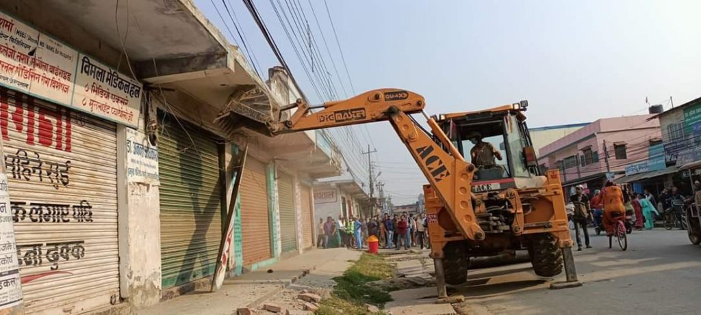 धनगढीमा अनधिकृत संरचना भत्काउन डोजर चलाइयो