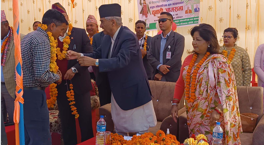 पार्टी प्रवेश गराउँदै देउव र आरजु