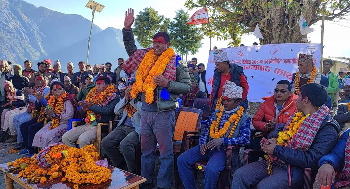 मतदातालाई धन्यवाद दिन गाउँ अभियानमा सांसद महेन्द्रबहादुर शाही