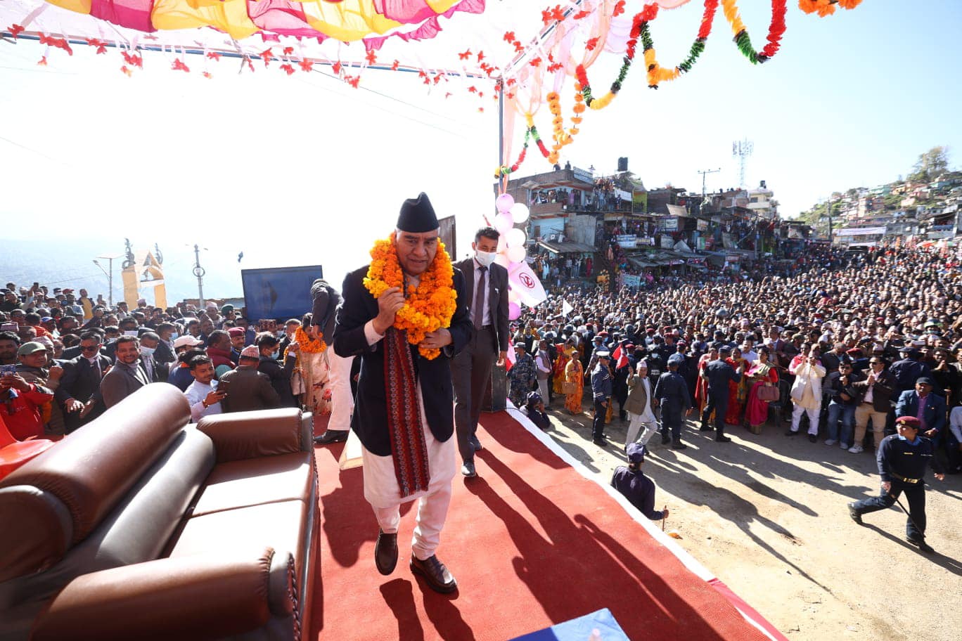 प्रधानमन्त्री देउवा गृह जिल्लामा दुईवटा चुनावी सभालाई सम्बोधन गरेर काठमाडौं फर्किँदै