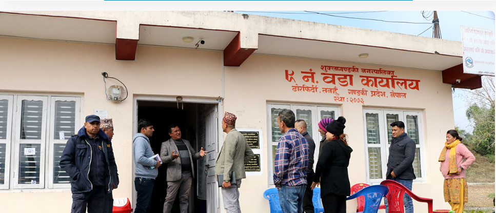 उपप्रमुख र वडासदस्यको महमतिमा वडाध्यक्ष धनबहादुर पुलामीको कार्यकक्षमा लगाएको ताला तोडियो