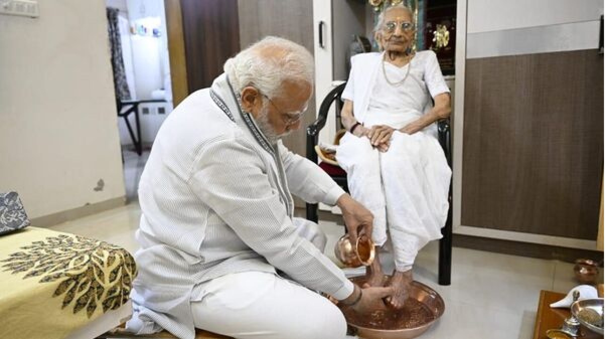 भारतीय प्रधानमन्त्री मोदीलाई मातृ शोक