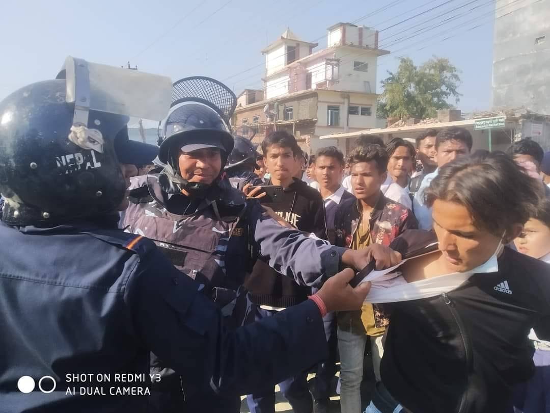 धनगढीमा प्रहरी ज्यादती : विद्यार्थीमाथि दमन, छात्राले लगाएको कपडा च्यातियो