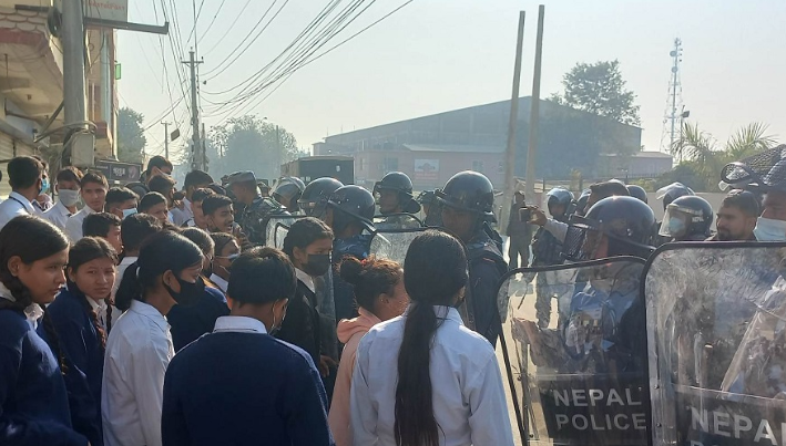 ग्रेडरको ठक्करबाट विद्यार्थीको मृत्यु, धनगढीमा तनाव,