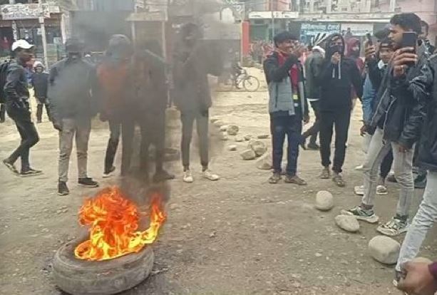 सिरहाको एक विद्यार्थीमा पानी भनेर स्प्रिट पिउँदा विद्यार्थीको ज्यान गयो, राजमार्ग बन्द