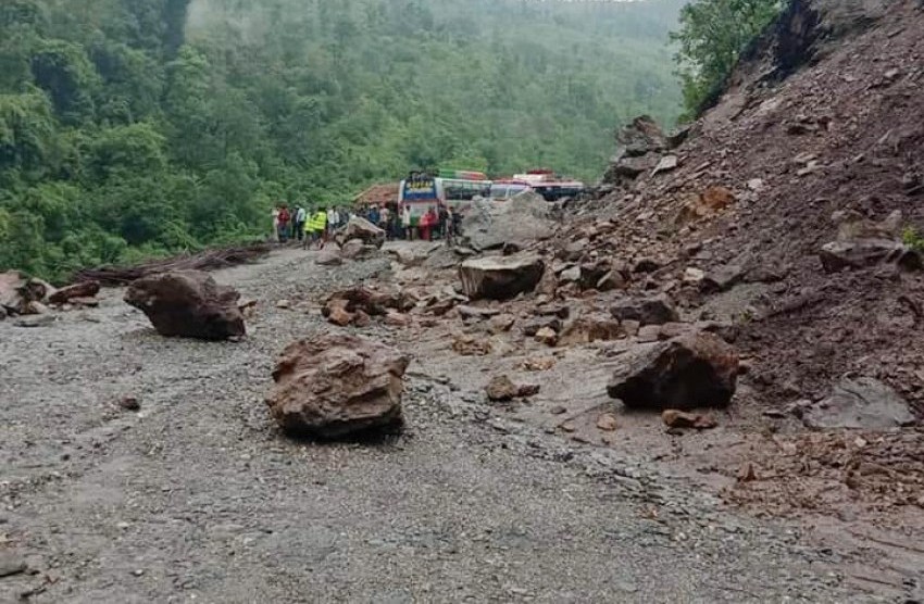 पहिरोका कारण कर्णाली राजमार्ग अवरुद्ध
