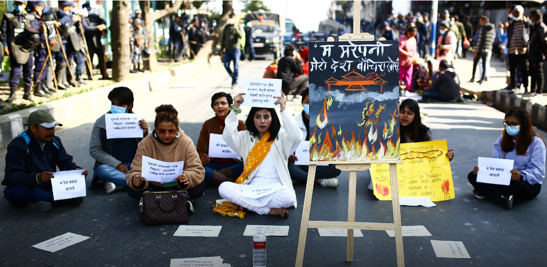विदेशिने रहर छैन सरकार, देशमै सपना देखेको कति मुल्य चुकाउनुपर्नेहो? भन्दै संसद् भवनअगाडि प्रदर्शन