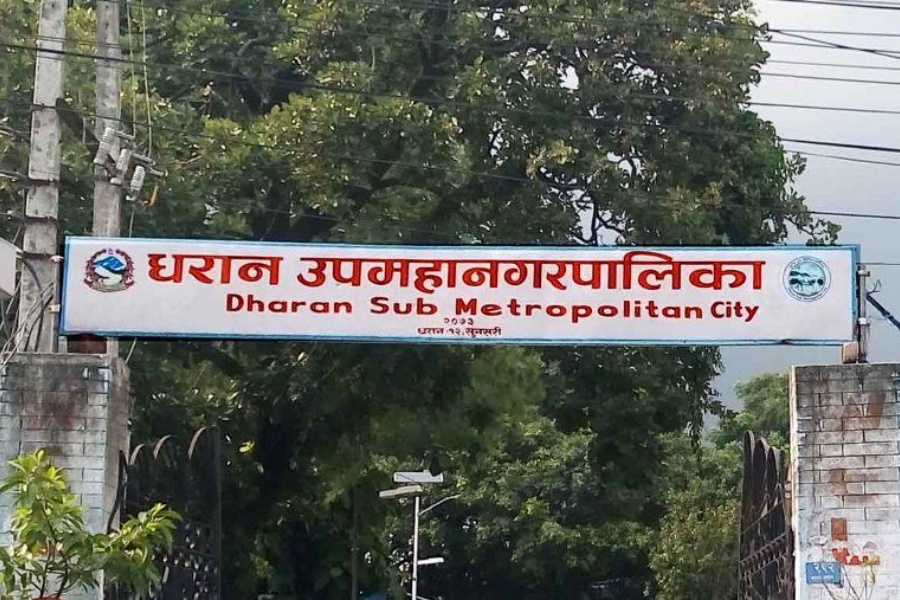 धरान उपमहानगरले अवैध घर भत्काउन डोजर चलाउँदा सुरक्षाकर्मी र स्थानीयबीच झडप