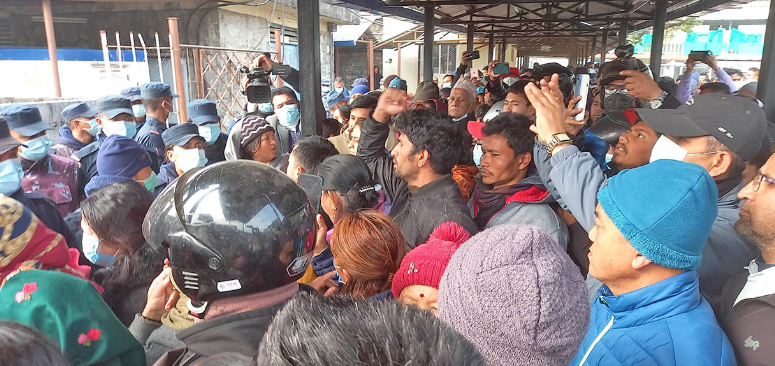 विमान दुर्घटनामा मृत्यु भएकाहरुको शव दिन ढिलाइ गरेको भन्दै मृतकका आफन्त अस्पतालमा आक्रोशित