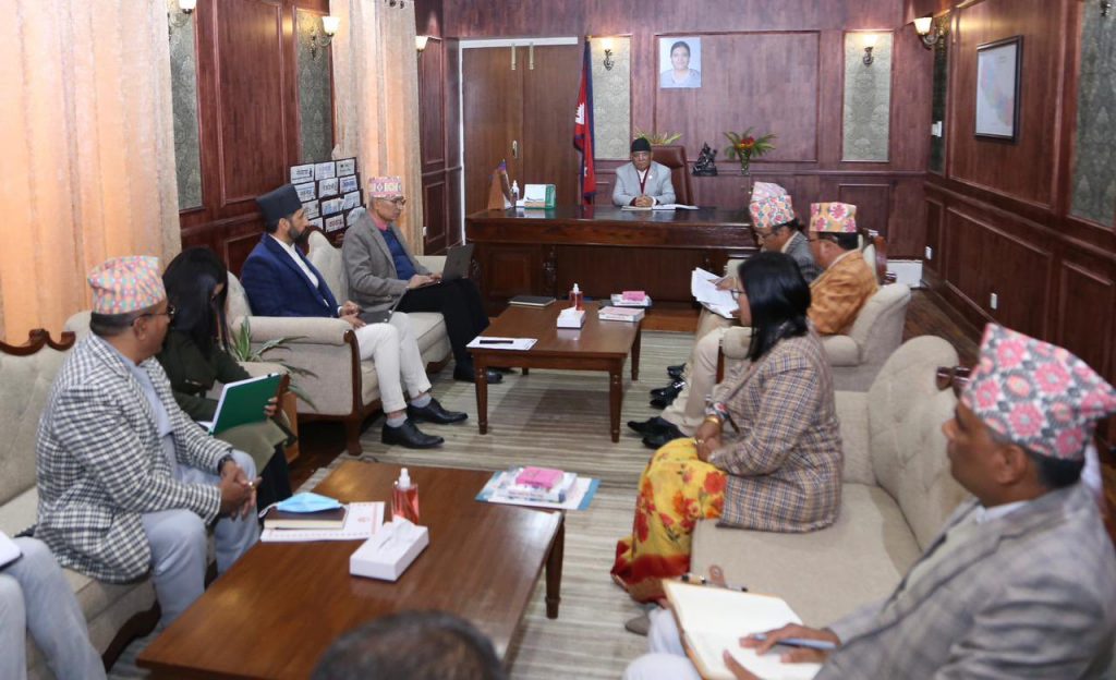प्रधानमन्त्री प्रचण्डको निर्वाचन आयोगका पदाधिकारीहरूसँग छलफल