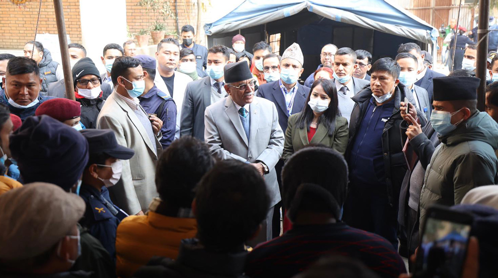 प्रधानमन्त्री दाहालले भेटे जहाज दुर्घटनामा ज्यान गुमाएका यात्रुका परिवारसँग