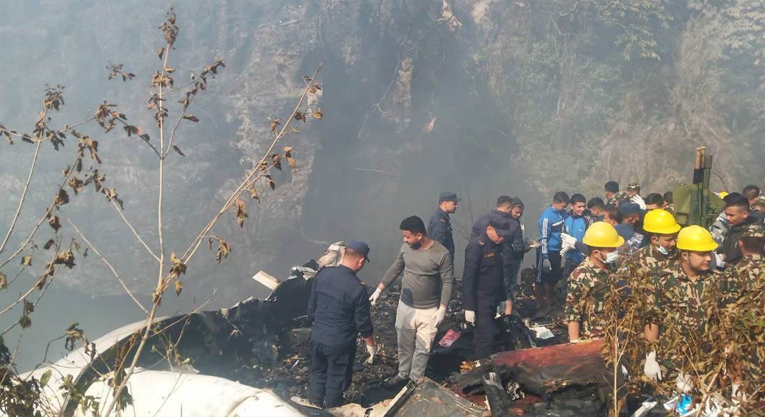 विमान दुर्घटना : हराइरहेकाको खोजी आज पनि, पहिचान भएका शव आफन्तलाई बुझाइँदै