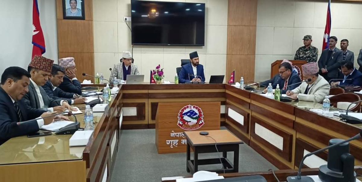 सीडीओ र सुरक्षा निकायका प्रमुखसँग गृहमन्त्रीको बैठक सुरु