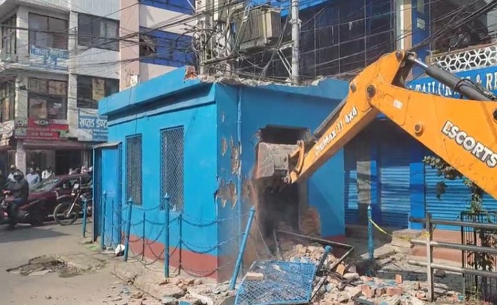 मैतीदेवीको प्रहरी बिटमा पनि चल्यो काठमाण्डौ महानगरको डोजर