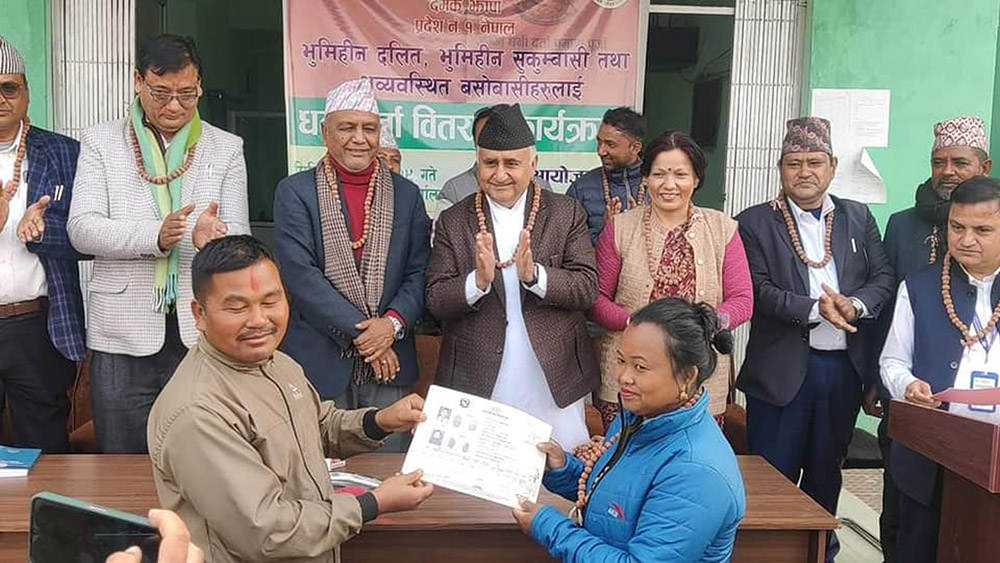 झापामा १४६ जना भूमिहीनले पाए धनीपुर्जा