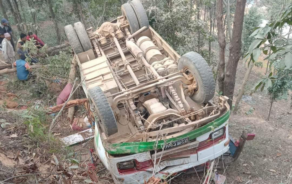 बस दुर्घटना हुँदा २ जनाको मृत्यु