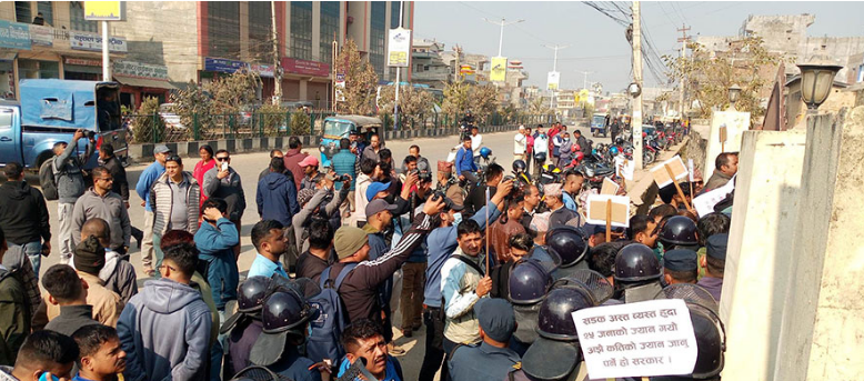 सडक अलपत्र छोडेको भन्दै स्थानीयले लगाए सडक कार्यालयम ताला